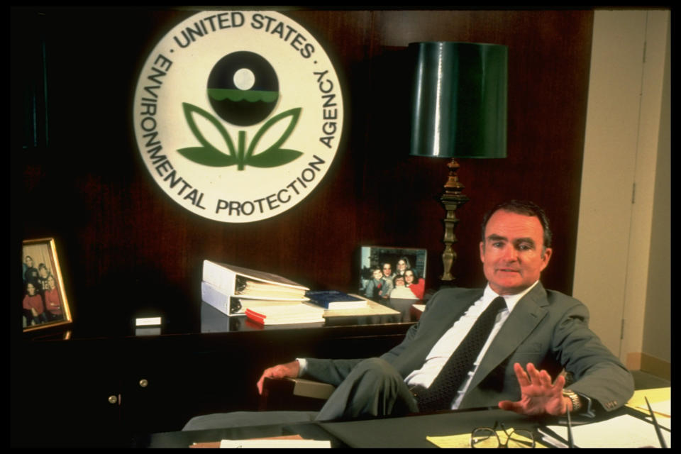 William Ruckelshaus at the EPA in the 1980s.&nbsp; (Photo: Kenneth Garrett/Woodfin Camp via Getty Images)