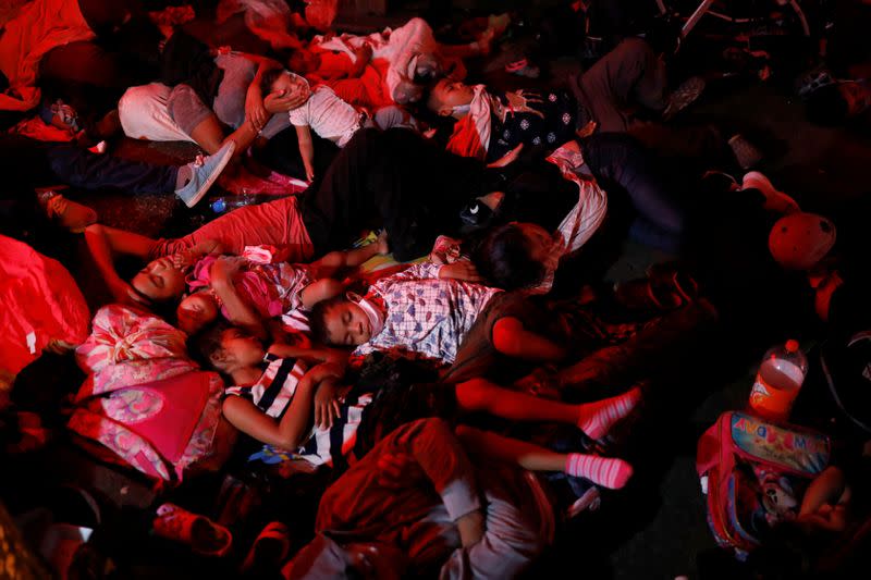 Migrantes hondureños duermen en el suelo después de un largo día de caminata en Entre Ríos, Guatemala