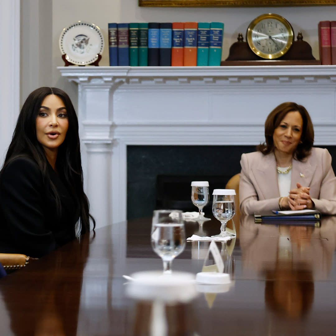  Kim Kardashian (C) joins Vice President Kamala Harris and Jason Hernandez during a roundtable discussion on criminal justice reform in the Roosevelt Room at the White House on April 25, 2024 in Washington, DC. . 