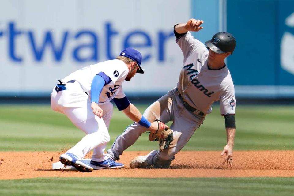 El jugador de cuadro de los Marlins Joey Wendle se roba la segunda base ante la defensa de Gavin Lux, de los Dodgers, celebrado el 21 de agosto de 2022 en Los Angeles.