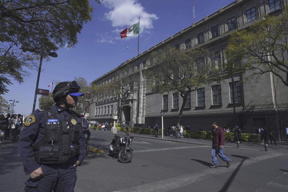 ARCHIVO. Un policía hace guardia ante el edifcio de la Corte Suprema en Ciudad de México el lunes 23 de enero de 2023. Un escándalo por el presunto plagio de la tesis de graduada de la ministra de la Corte Suprema de Justicia de México, Yasmín Esquivel, ha puesto a examen la credibilidad y la imagen del tribunal de más alto rango y de la universidad más importante del país. (AP Foto/Marco Ugarte)