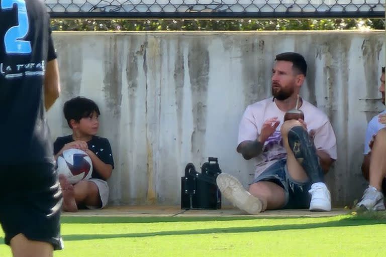 ¡Sorpresa! Leo Messi fue con Mateo y Ciro a ver el entrenamiento de Thiago con las inferiores de Inter Miami y hasta se puso en 
