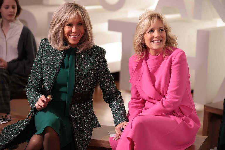 Las primeras damas Brigitte Macron y Jill Biden, en Washington. (Photo by Oliver Contreras / AFP)