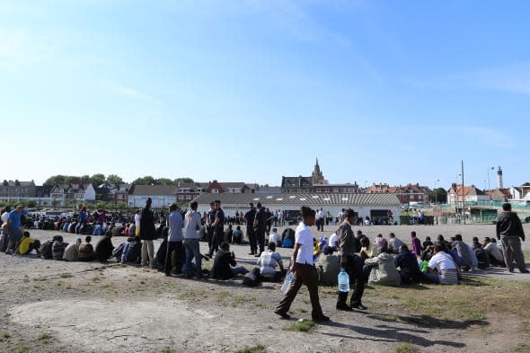 Calais mayor threatens to block port over immigrants