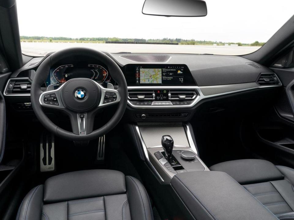 BMW堅持一貫的駕駛者導向設計，融入12.3吋虛擬數位儀錶與10.25吋中控觸控螢幕所構成的全新BMW全數位虛擬座艙。