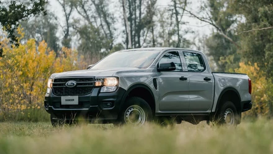 La Ford Ranger XL tiene paragolpes negros.