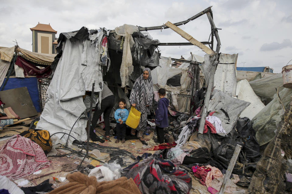 Vertriebene Palästinenser inspizieren ihre durch israelischen Beschuss zerstörten Zelte neben einer UNRWA-Einrichtung(Bild: Jehad Alshrafi/AP/dpa)