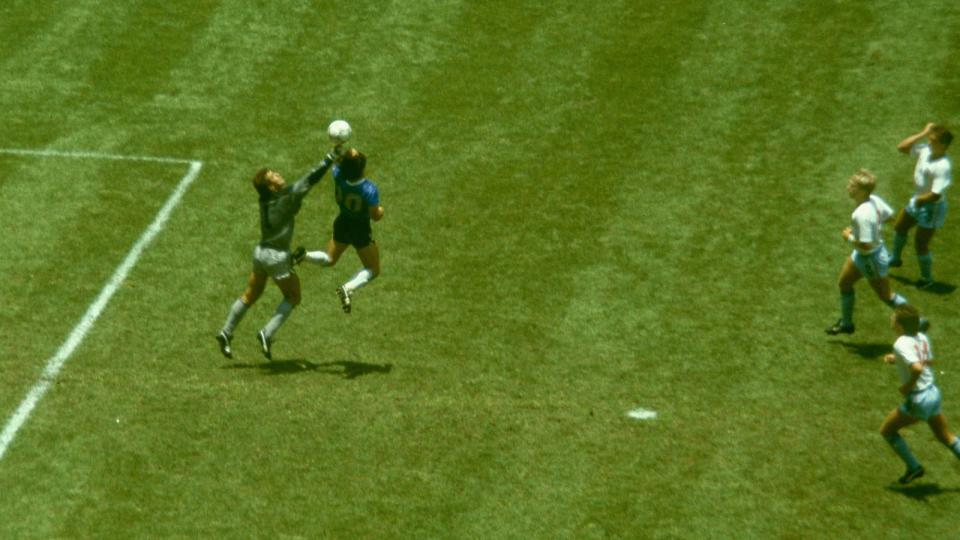 Sein "Wunder" mit der Linken machte ihn weltbekannt: 1986 bugsierte Diego Maradona bei der WM in Mexiko den Ball im Viertelfinale gegen England mit der Hand ins Tor. Angesprochen auf den Regelverstoß sagte er später seinen legendären Spruch: "Es war der Kopf Maradonas und die Hand Gottes". (Bild: Allsport/Getty Images)