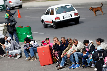 Venezuelan migrants stand in line to register their exit from Colombia before entering Ecuador, at the Rumichaca International Bridge, Colombia August 18, 2018. REUTERS/Luisa Gonzalez