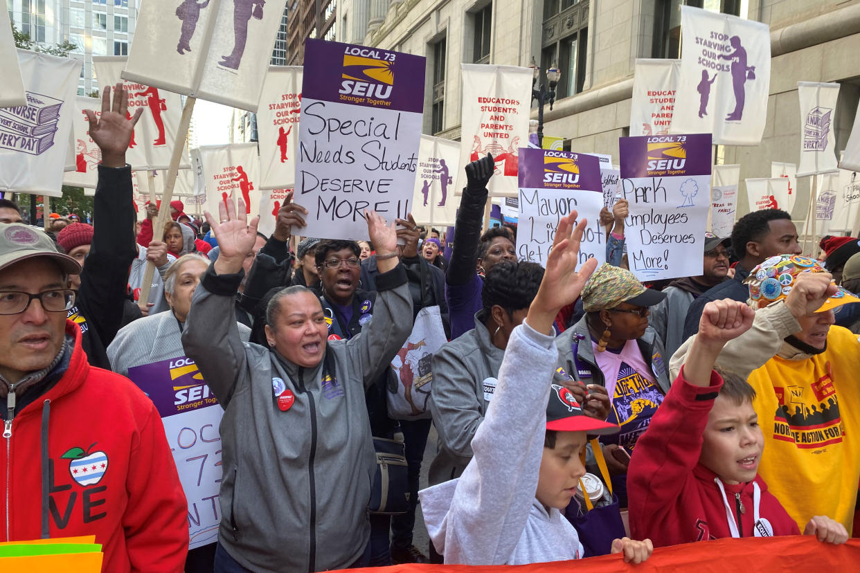 Hundreds of teachers and supporters march in Chicago on Monday, days before the teachers union was set to go on strike if a contract settlement was not reached. (Photo: Brendan O'Brien / Reuters)