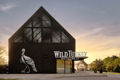 Wild Turkey Jimmy Russell, burbon tutkunlarını Amerikan ikonunu ziyaret etmeye davet eden modernleştirilmiş bir ziyaretçi merkezi olan Wild Turkey Experience'ı açıyor