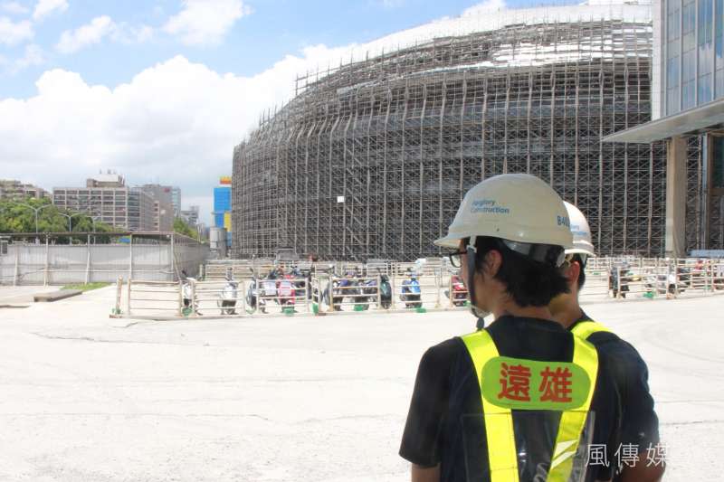 20180822-日前大巨蛋發生火警，初步判斷是因焊接不慎引發火勢。台北市議會民進黨團22日率媒體前往會勘，但遭阻擋在外約20分鐘，其後雖准許進入，但仍無法進入工地會勘。圖為大巨蛋一隅。（方炳超攝）