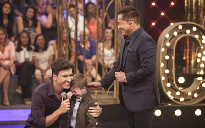 Rodrigo Faro, o menino Felipe e o cantor Leonardo no programa ‘A Hora do Faro’ (Divulgação)
