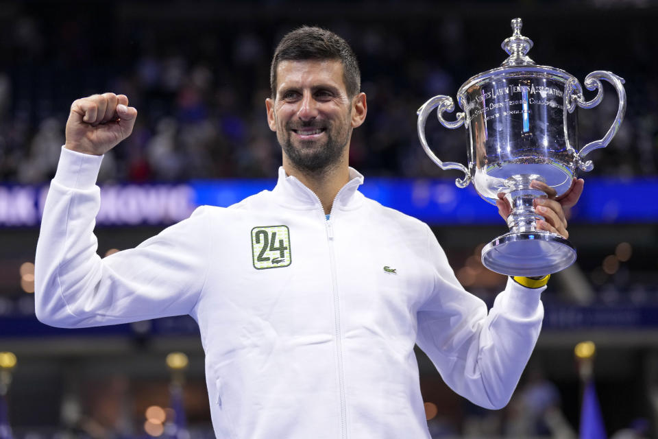 El serbio Novak Djokovic sostiene el trofeo de campeón tras derrotar al ruso Daniil Medvedev en la final del US Open, el domingo 10 de septiembre de 2023, en Nueva York. (AP Foto/Manu Fernández)