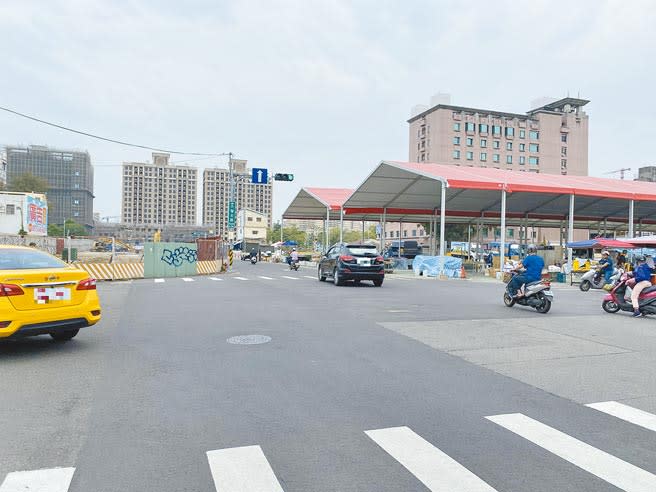 台中市東區大智路去年打通貫穿火車站前後站，一旁的武德街將拓寬，除帶來交通便捷，可望促進周邊商業與建設發展。（張妍溱攝）