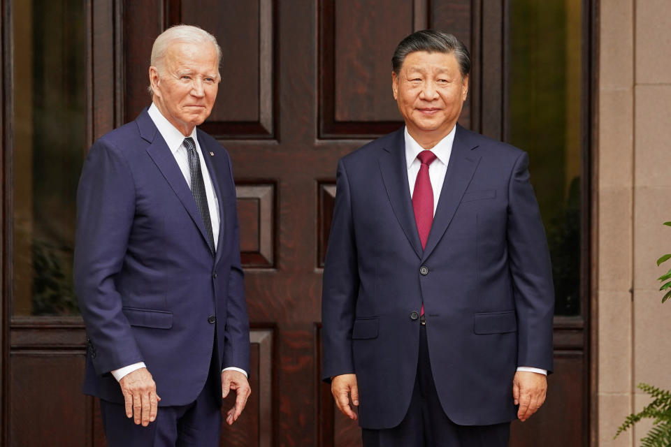 美國總統拜登（左）15日在舊金山北加州費羅麗莊園與中國國家主席習近平（右）會晤。（路透社）