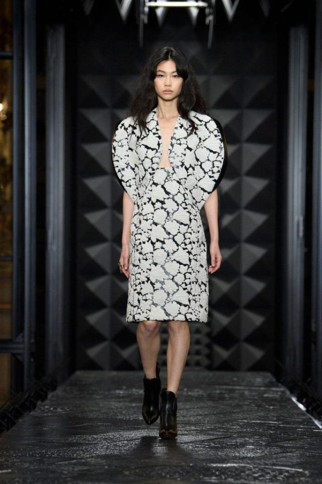 Eileen Gu @ Paris Fashion Week 6 march 2023 show Louis Vuitton 