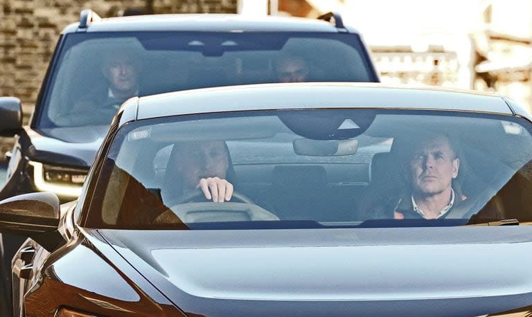 El príncipe Guillermo de Gran Bretaña, al volante, sale de la Clínica de Londres, en el centro de Londres, donde Kate, la princesa de Gales, se recupera después de una exitosa cirugía abdominal, el jueves 18 de enero de 2024