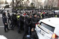 <p>Ha habido heridos y detenidos en las cargas policiales.<br>Foto: EFE/Víctor Lerena </p>