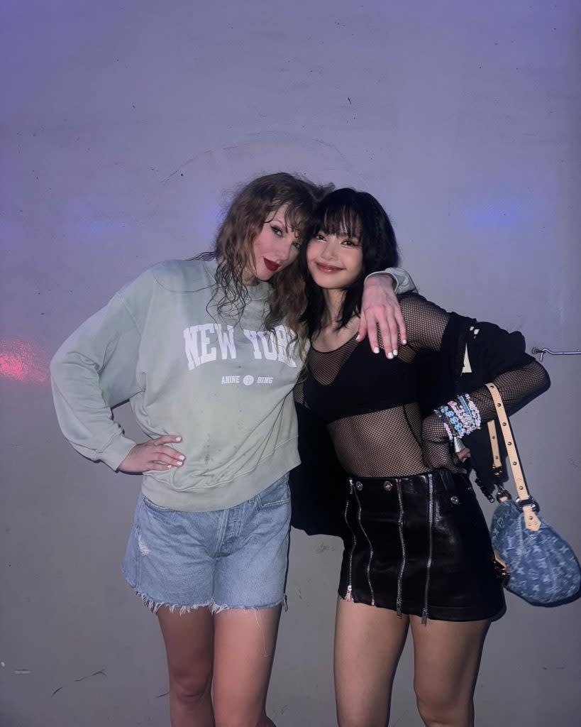 Lisa與Taylor Swift合照中也出現Sunset丹寧帆布手袋（