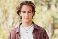 <p>Als Titelfigur war er der Dreh- und Angelpunkt der Teenie-Serie: Dawson Leery, Romantiker, Film-Nerd und so idealistisch, dass es manchmal weh tat. Für James Van Der Beek war die Rolle Fluch und Segen zugleich: Einerseits war sie sein großer Durchbruch, andererseits fällt es bis heute schwer, nicht Dawson Leery in ihm zu sehen. (Bild: Getty Images/Warner Bros.)</p> 