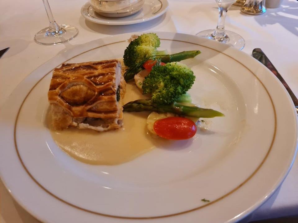 cruise food beef wellington