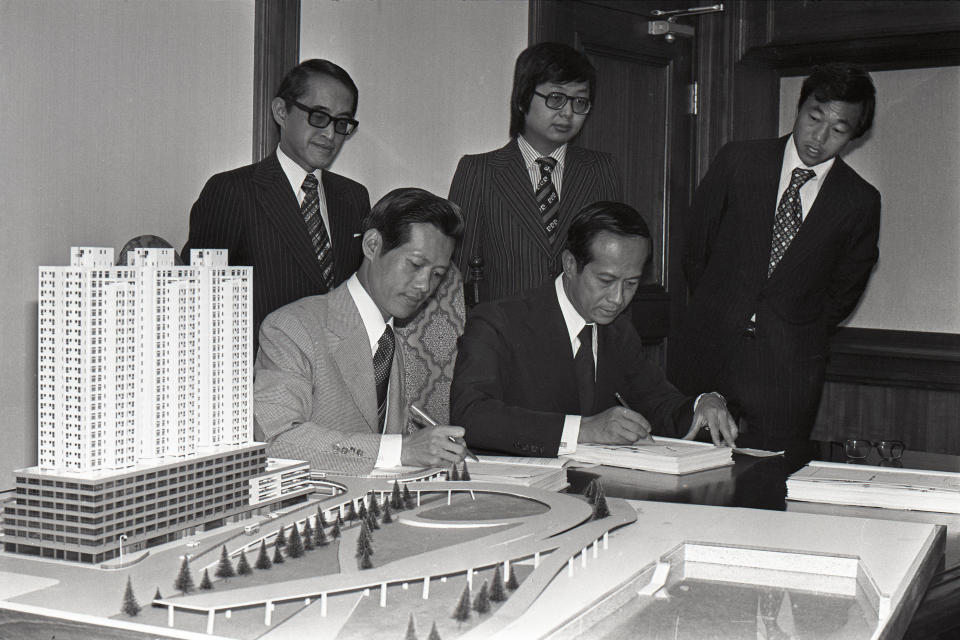 Cheung Kong Holdings Chairman Mr Li Ka-shing (sitting right) and Mr S. C. Ho of Wellform Construction Co Ltd (sitting left) sign a contract for the Phase I superstructure of Elizabeth House in Wan Chai. Wellform won the contract by tender. 07NOV77 (Photo by Chan Kiu/South China Morning Post via Getty Images)