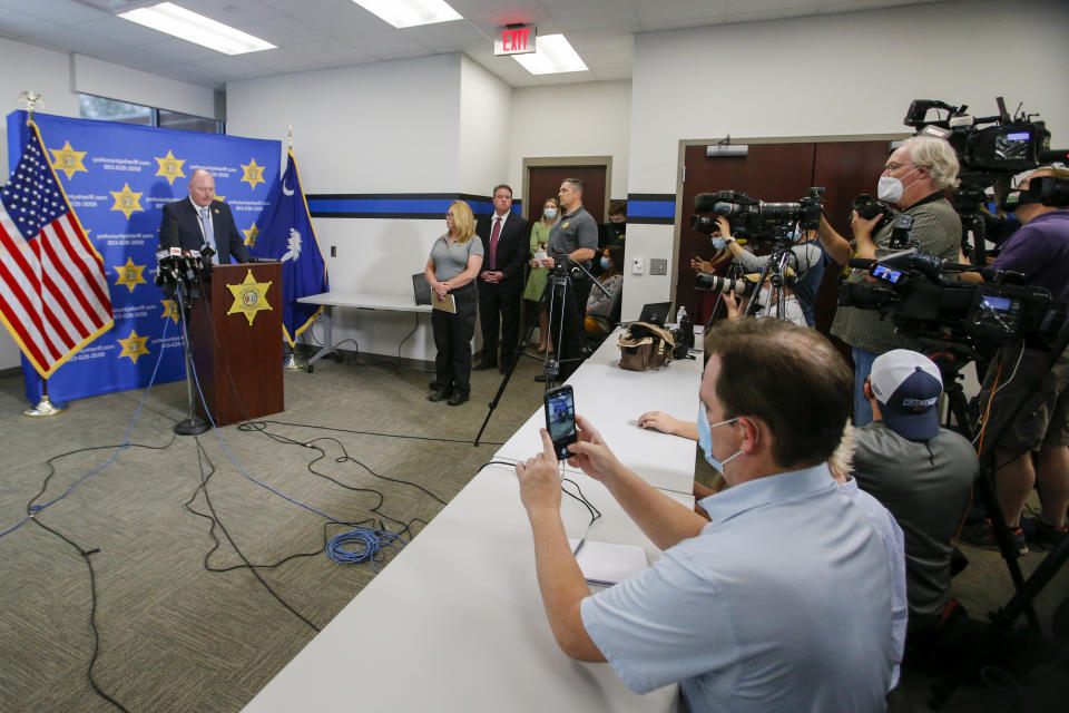 Kevin Tolson, alguacil del condado de York, habla en una conferencia de prensa, el jueves 8 de abril de 2021, en esa localidad de Carolina del Sur (AP Foto/Nell Redmond)