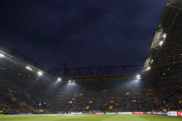 <p>Le Signal Iduna Park s’est vidé dans le calme après l’annonce officielle du report. (AFP)</p>