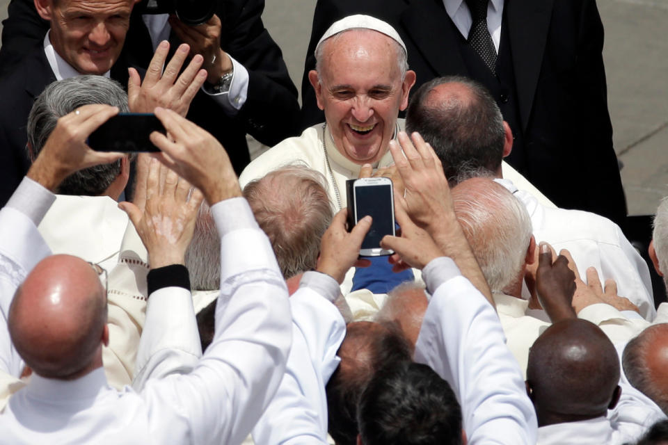 Los diáconos fotografían al Papa Francisco, quien sonríe y conversa con ellos del amor, la esperanza y la fe ( Foto: Gregorio Borgia/AP)