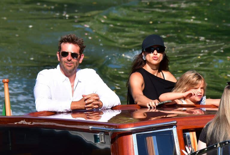 Bradley Cooper e Irina Shayk demuestran que la familia es lo primero en un viaje a Venecia. Junto a ellos, la pequeña Lea disfruta del paisaje