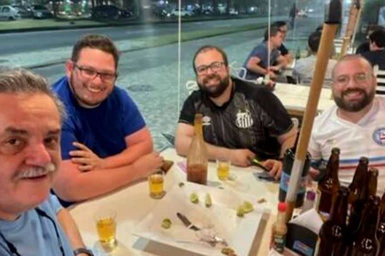 Daniel Proença (con remera azul), junto a sus colegas, poco antes del crimen