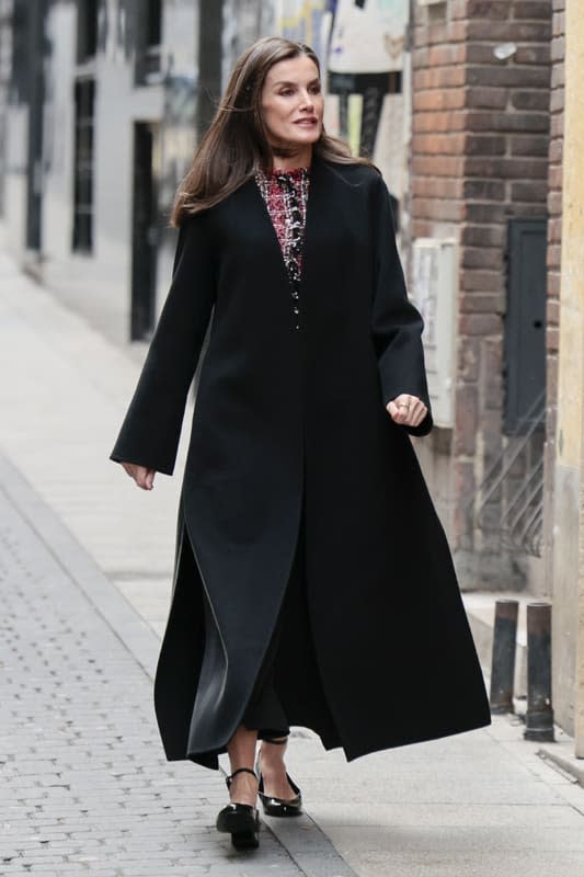 De inspiración militar y con botones joya, así es el abrigo que la reina  Letizia ha lucido a su paso por la COP25