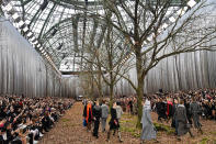 <p><span>Pero no es la primera vez que Chanel juega con el escenario. Su director creativo, el diseñador alemán Karl Lagerfeld, sorprendió en marzo de 2018, con su colección otoño-invierno para ese año. Convirtió nuevamente el Grand Palais en un bosque que, según el propio diseñador, le recuerda a su tierra natal, detalló <a rel="nofollow noopener" href="https://www.vogue.co.uk/shows/autumn-winter-2018-ready-to-wear/chanel" target="_blank" data-ylk="slk:Vogue;elm:context_link;itc:0;sec:content-canvas" class="link "><em>Vogue</em></a> Reino Unido.</span> </p>