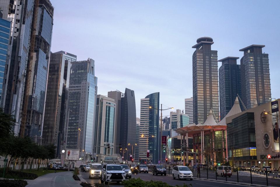 Hoteles y edificios residenciales de Doha (Qatar) en foto del 9 de diciembre del 2021. Los precios de los alojamientos se han ido por las nubes con motivo de la Copa Mundial de fútbol y están dejando a muchos residentes permanentes sin vivienda, ya que no pueden costearlos. (AP Foto/Darko Bandic, File)