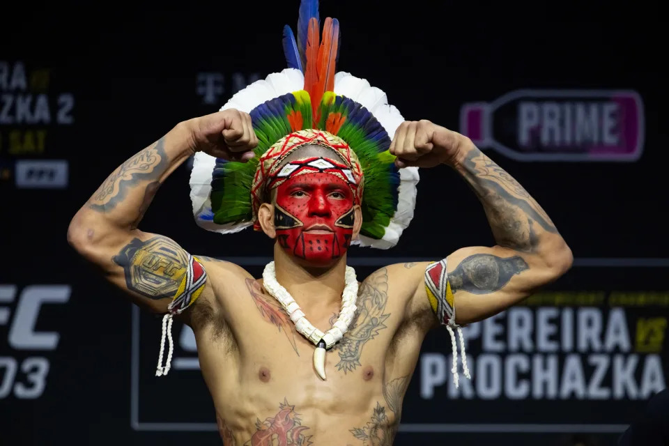 28 de junio de 2024; Las Vegas, Nevada, EE. UU.; Alex Pereira durante el pesaje para UFC 303 en el T-Mobile Arena. Crédito obligatorio: Mark J. Rebilas-USA TODAY Sports