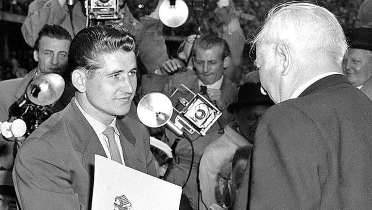 Theodor Heuss, presidente de Alemania, felicita al goleador Helmut Rahn, campeón de 1954