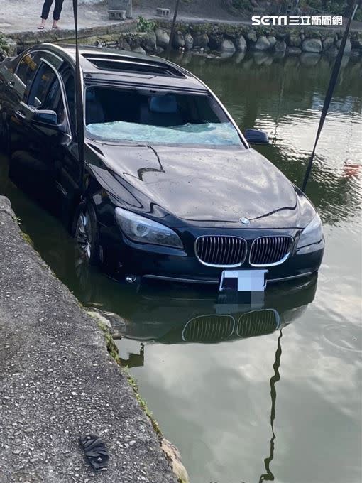 業者將BMW吊上岸。（圖／翻攝畫面）