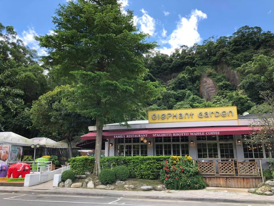 象園咖啡緊鄰碧湖公園，後方有翠綠青山，前面坐擁大片湖水與公園綠地。圖/象園咖啡臉書粉絲專頁