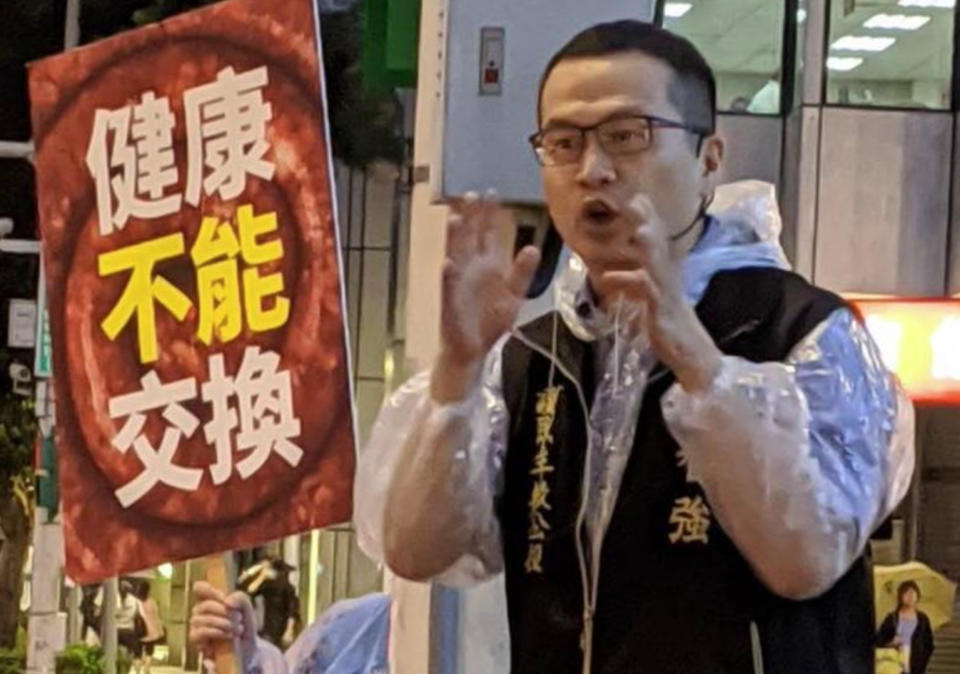 羅智強今早將赴監院踢館，直球對決喊戰陳菊「私菸案查了沒？台南爐渣米查了沒？蘇貞昌不開食安會議查了沒？陳時中說用烏紗帽擋瘦肉精美豬護食安，現在卻到處代言瘦肉精美豬查了沒」？（圖片翻攝facebook/羅智強）