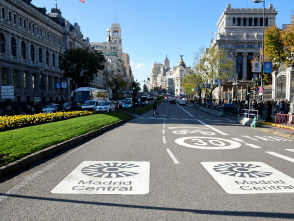 Imagen del área central de Madrid, donde el tráfico está restringido para reducir la contaminación. Tras una semana "horrible", los conductores habituales agradecen que un juez haya obligado al Ayuntamiento a reactivar la zona de bajas emisiones. (Foto: JAVIER SORIANO/GETTY IMAGES)