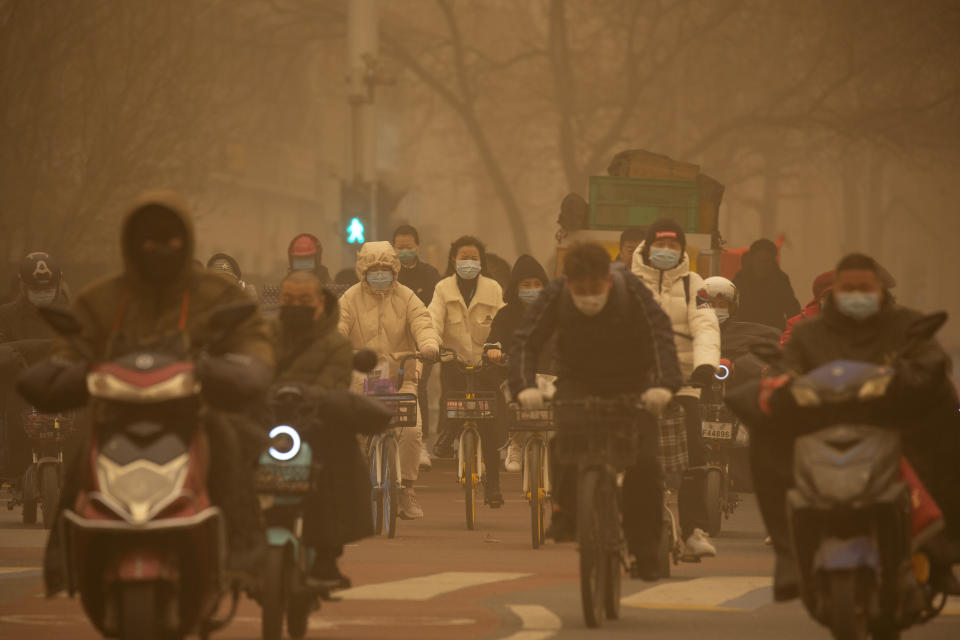 <p>La capitale cinese si è svegliata in una inquietante nebbia giallastra. E' il risultato dello smog e della più grande tempesta di sabbia - arrivata dalla Mongolia - che ha investito la metropoli in quasi un decennio. (AP Photo/Mark Schiefelbein)</p> 