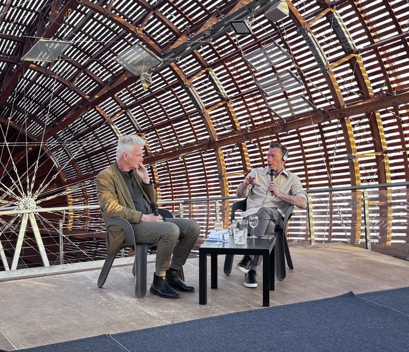 英國藝術家柯里蕭出席「卡夫卡式」展覽對談 英國藝術家柯里蕭（Mat Collishaw）（右）出席「卡 夫卡式」（KAFKAesque）展覽，與策展人厄本（Otto  M. Urban）（左）對談。 中央社記者劉郁葶布拉格攝  113年5月10日 
