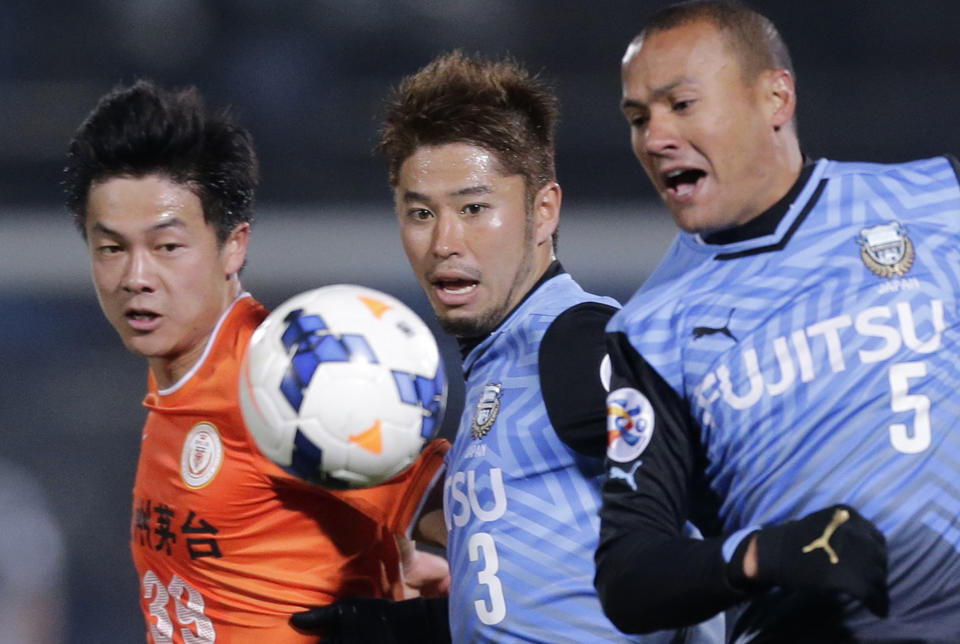 Kawasaki Frontale's Jeci, right, Yusuke Tanaka, center, and Guizhou Renhe's Chen Zijie vie for the ball during their group stage soccer match of AFC Champions League in Kawasaki, near Tokyo, Wednesday, Feb. 26, 2014. (AP Photo/Shuji Kajiyama)