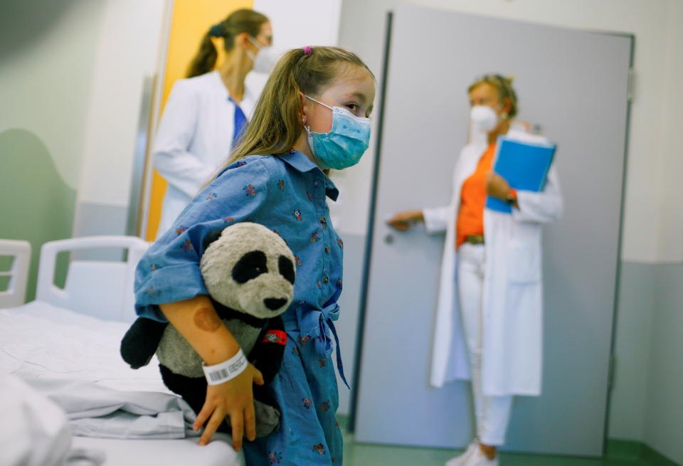 Eine Fünfjährige mit Long-Covid-Symptomen in der Universitäts-Kinderklinik Bochum (Bild: REUTERS/Thilo Schmuelgen)