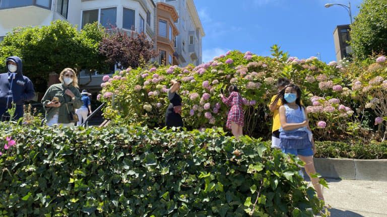 Des touristes portant des masques dans Lombard Street, une des rues les plus célèbres de San Francisco, Etats-Unis,le 2 août 2020 - Daniel SLIM © 2019 AFP