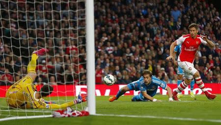 Arsenal v Sunderland - Barclays Premier League - Emirates Stadium - 20/5/15. Arsenal's Olivier Giroud has a shot saved by Sunderland's Costel Pantilimon. Reuters / Eddie Keogh Livepic