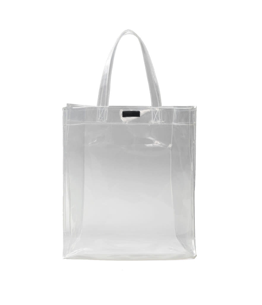 <p><span>Auch an Mango ist der Plastik-Look nicht vorbeigegangen. Dort gibt es einen Shopper aus Vinyl für rund 32 Euro. (Bild-Copyright: mango.com)</span> </p>