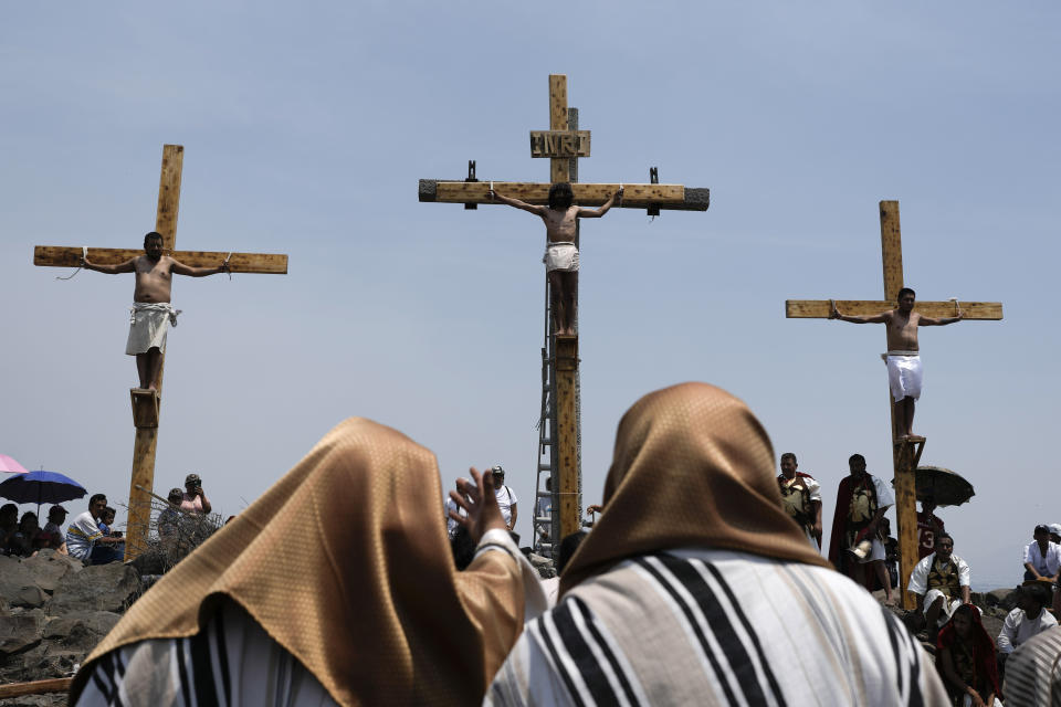 Actores recrean el Vía Crucis como parte de la celebración de la Semana Santa, en el vecindario de San Mateo de Tepotzotlan, México, el 29 de marzo de 2024. La Semana Santa conmemora los últimos días de la vida de Jesús, según la Biblia, incluyendo su crucifixión el Viernes Santo y su resurrección en el Domingo de Pascua. (AP Foto/Marco Ugarte)