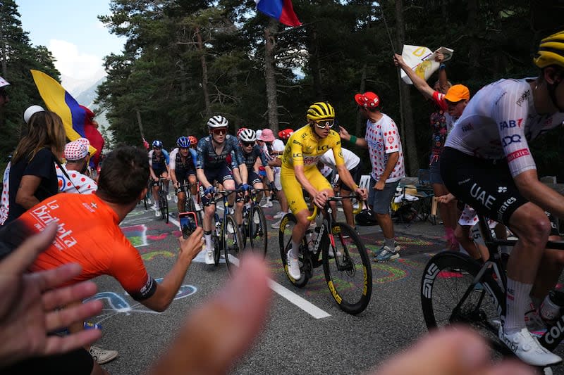 Le Slovène Tadej Pogacar, qui porte le maillot jaune de leader du classement général, est suivi par l'Américain Matteo Jorgenson et le Danois Jonas Vingegaard lors de la 20e étape du Tour de France, une course cycliste longue de 132,8 kilomètres au départ de Nice et arrivant à au col de La Couillole, en France, le samedi 20 juillet 2024. | Daniel Cole